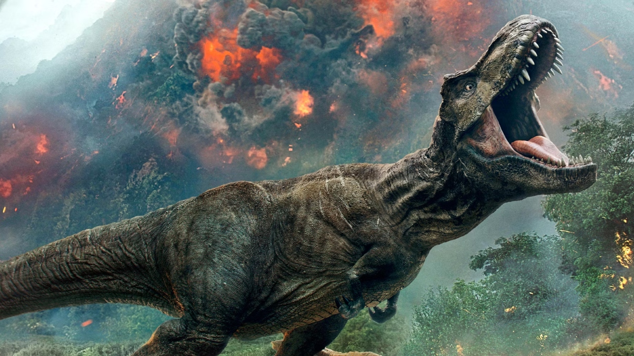 T-rex em Jurassic World: Reino Ameaçado (2018). A representação cinematográfica é amplamente sem penas — divergindo do consenso científico atual.